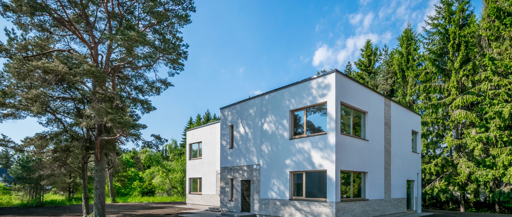 Suur paarismaja Pirital mändide all